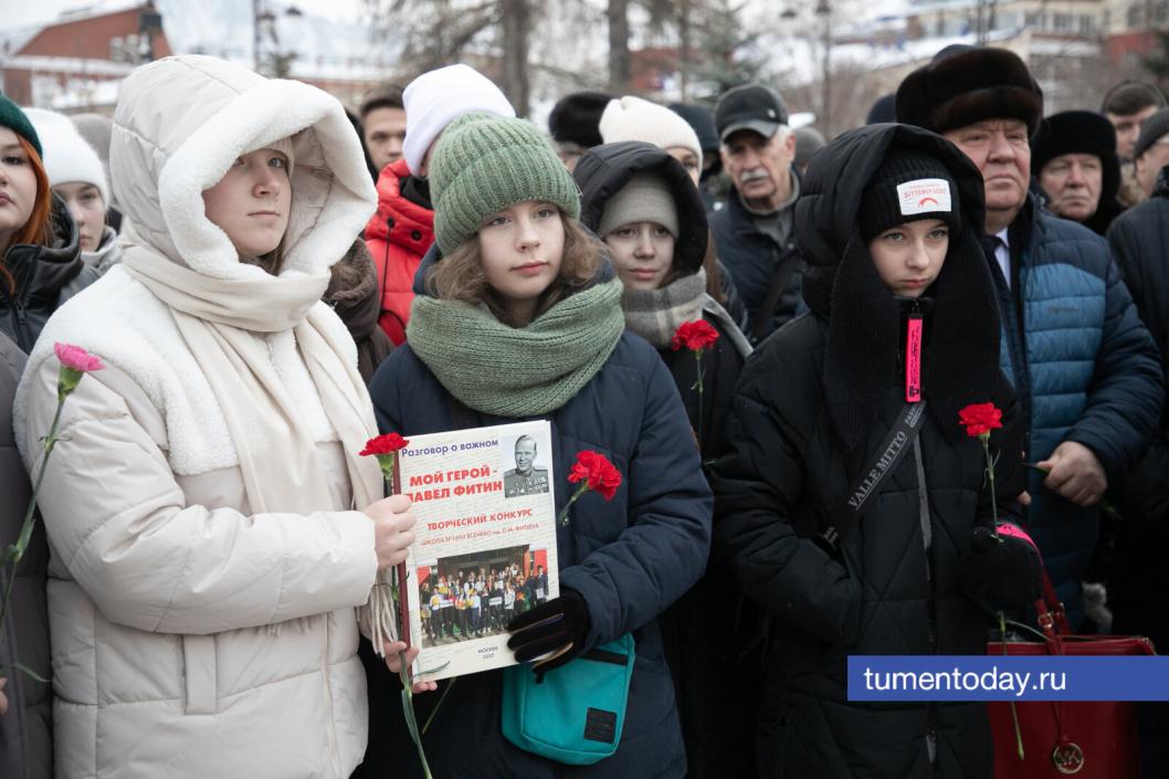 Тюменцы возложили цветы к памятнику Павлу Фитину в день его рождения