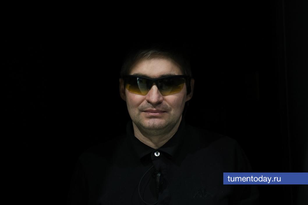В Тюмени появились экскурсии в полной темноте – их ведут незрячие люди