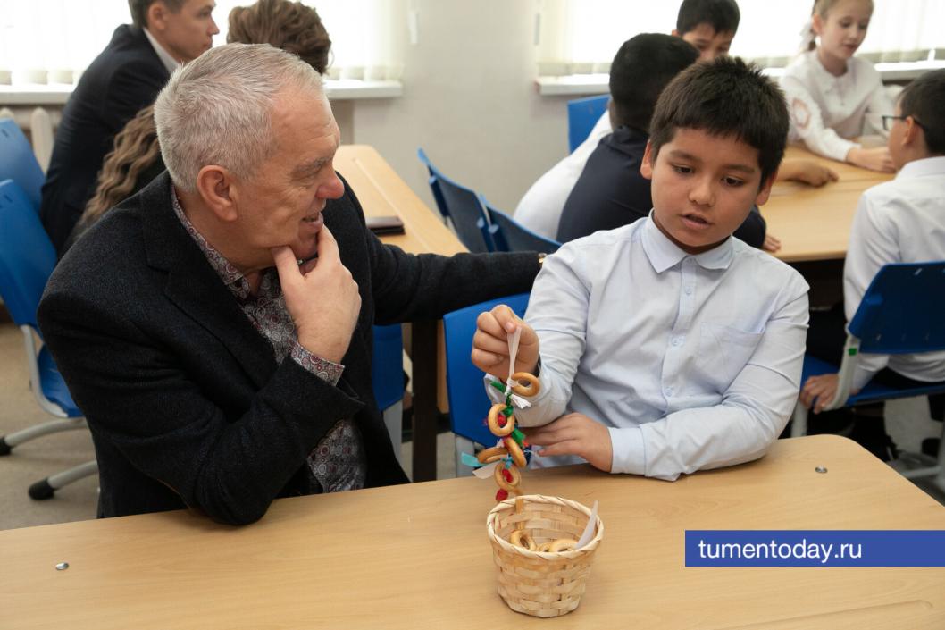 Председатель регионального отделения Ассамблеи народов России Евгений Воробьев участвует в семейных уроках Фото Сергея Куликова