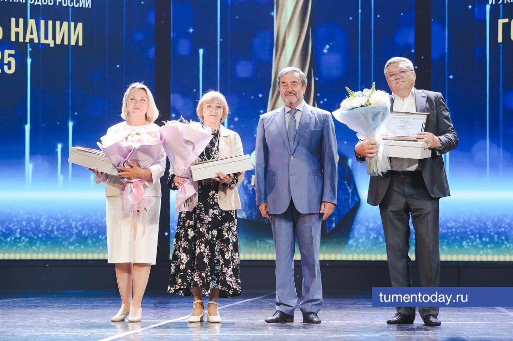 Награду также получил главный редактор «Сибирского богатства» Сергей Козлов (справа) | Фото Дениса Моргунова