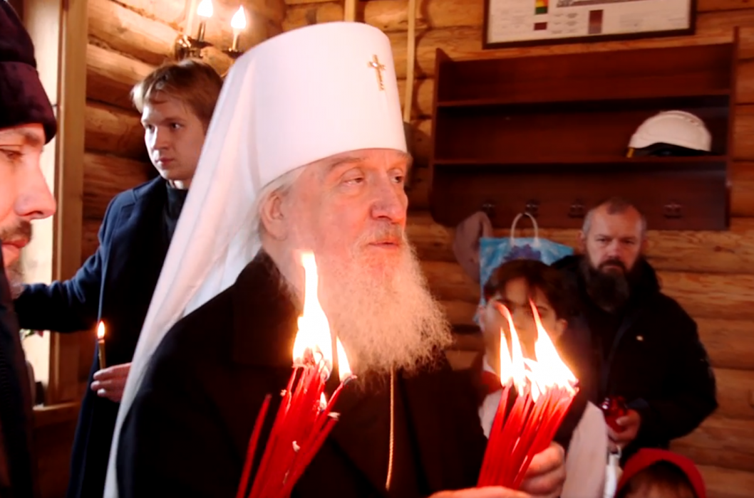 Митрополит Димитрий передал благодатный огонь из Иерусалима в возрождающийся храм в Онохино