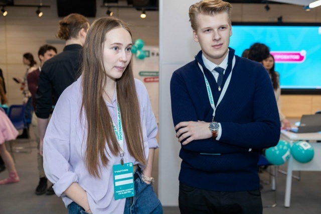 Екатерина Баканова и Алексей Киселёв. Фото: БиоНИМ | Собери свою лабораторию, vk.com. Автор неизвестен