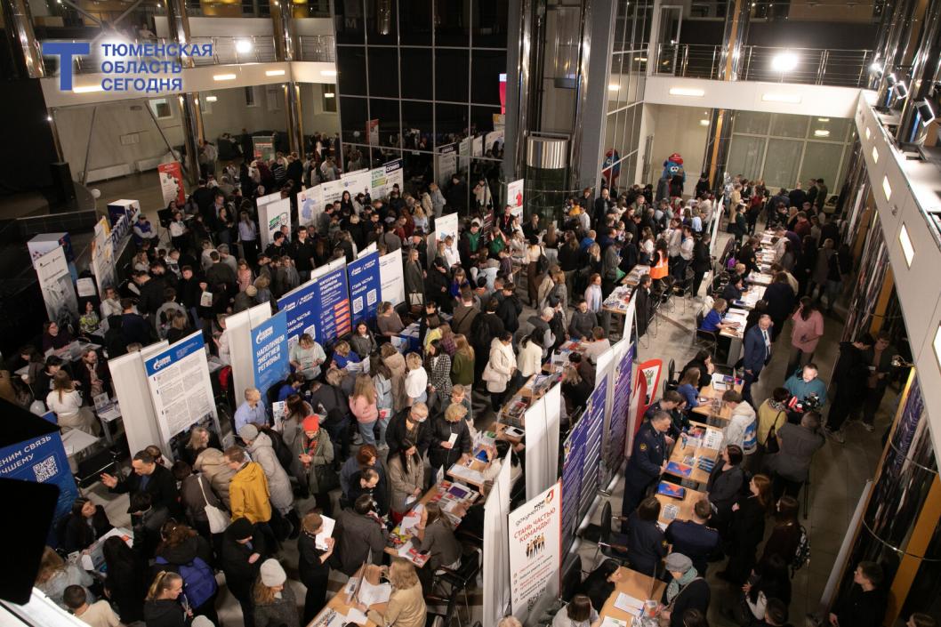 На ярмарке вакансий в Тюмени искали сотрудников в РЖД, Росгвардию и сферу ЖКХ