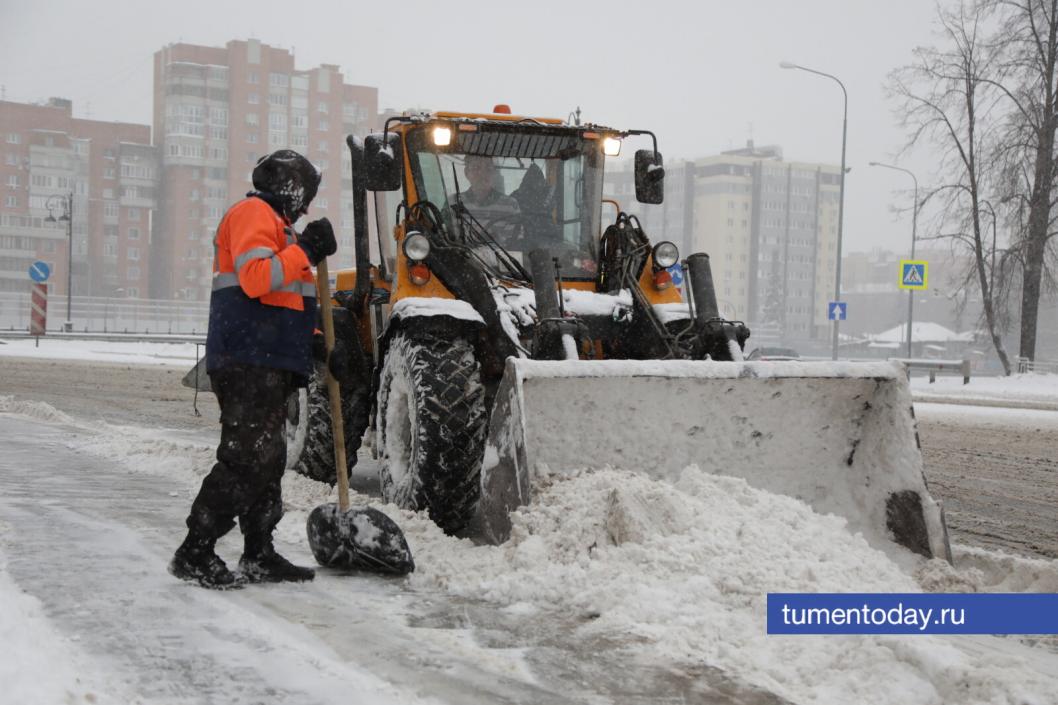 Более 700 машин и 600 рабочих круглосуточно убирают снег в Тюмени