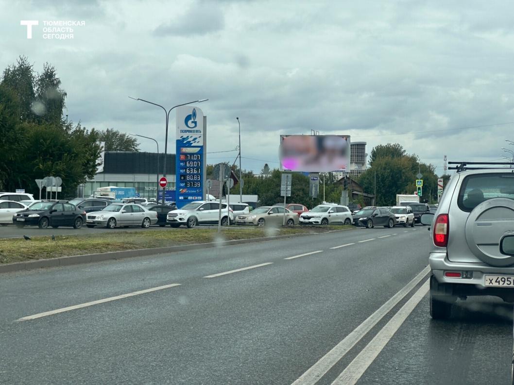 На заправках в Тюмени снова очереди, бензин есть не везде