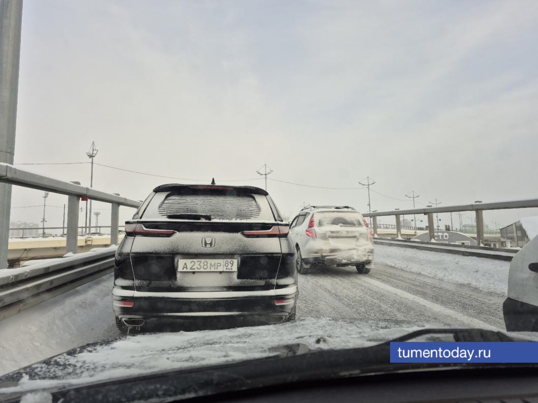 Тюмень встала в пробки из-за снегопада утром 11 февраля