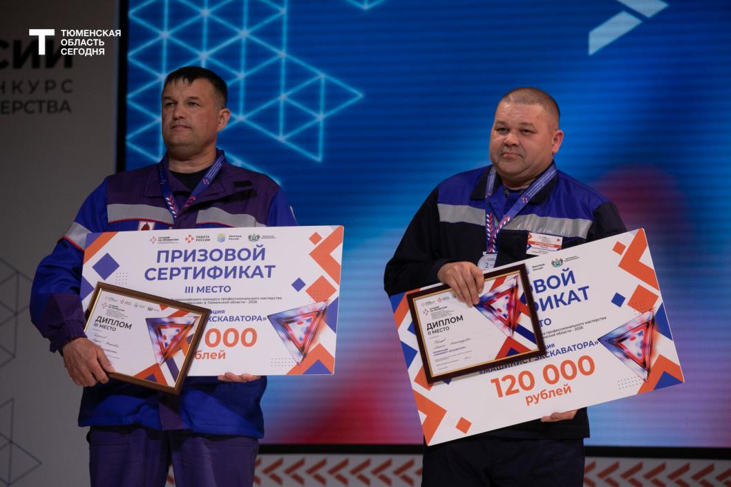 Алексей Перцев (справа) занял второе место в номинации «Машинист экскаватора» | Фото Сергея Куликова