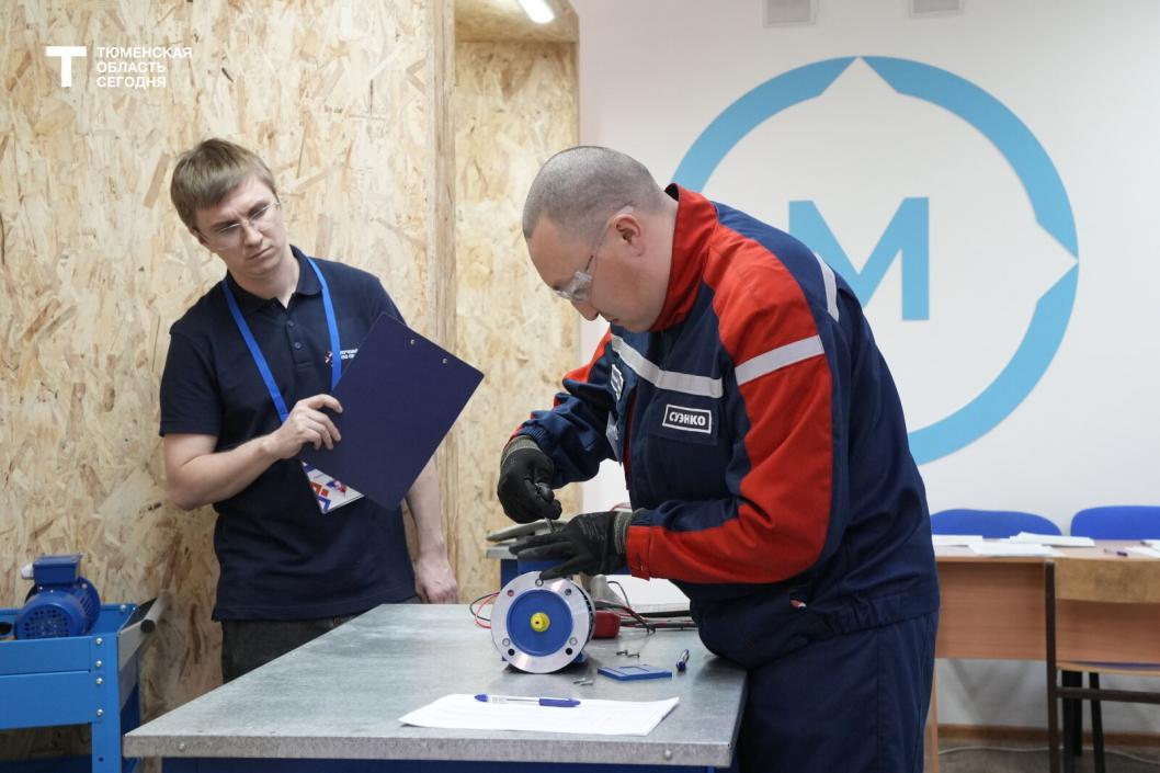 Конкурсные испытания в номинации «Электромонтеры» | Фото Екатерины Христозовой