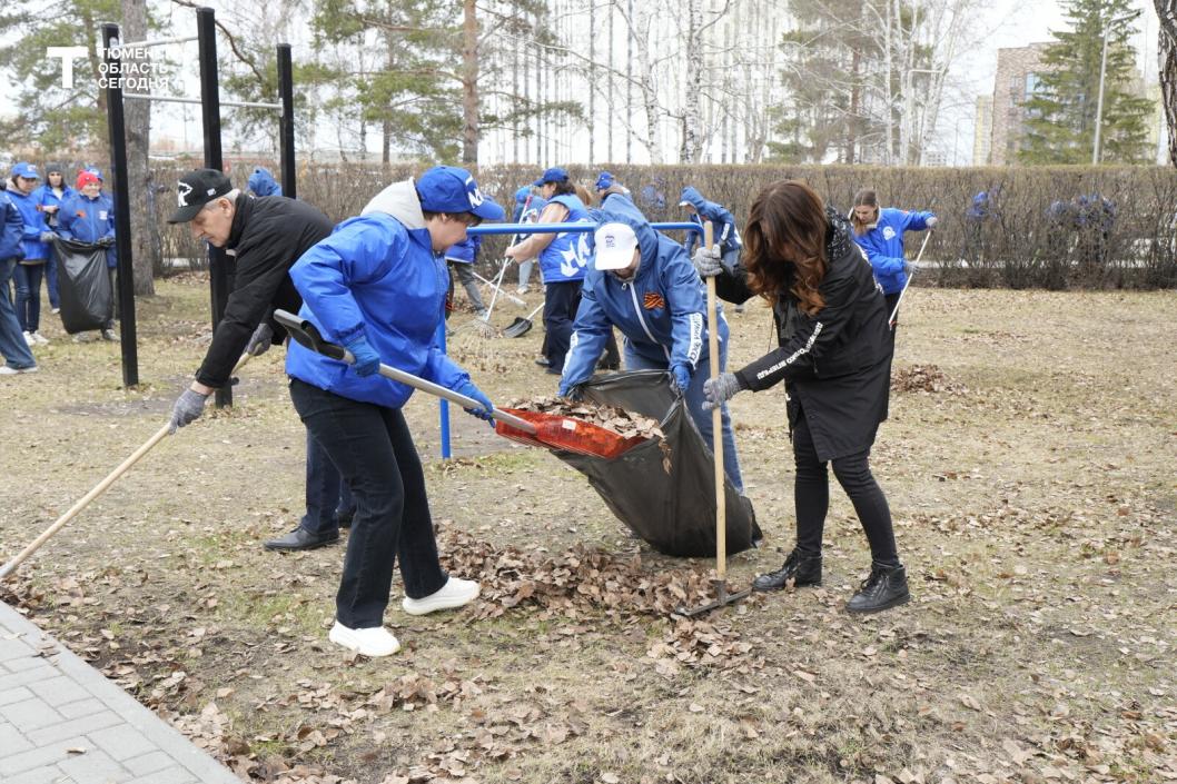 В сквере Петра Потапова в Тюмени провели субботник перед Днем Победы