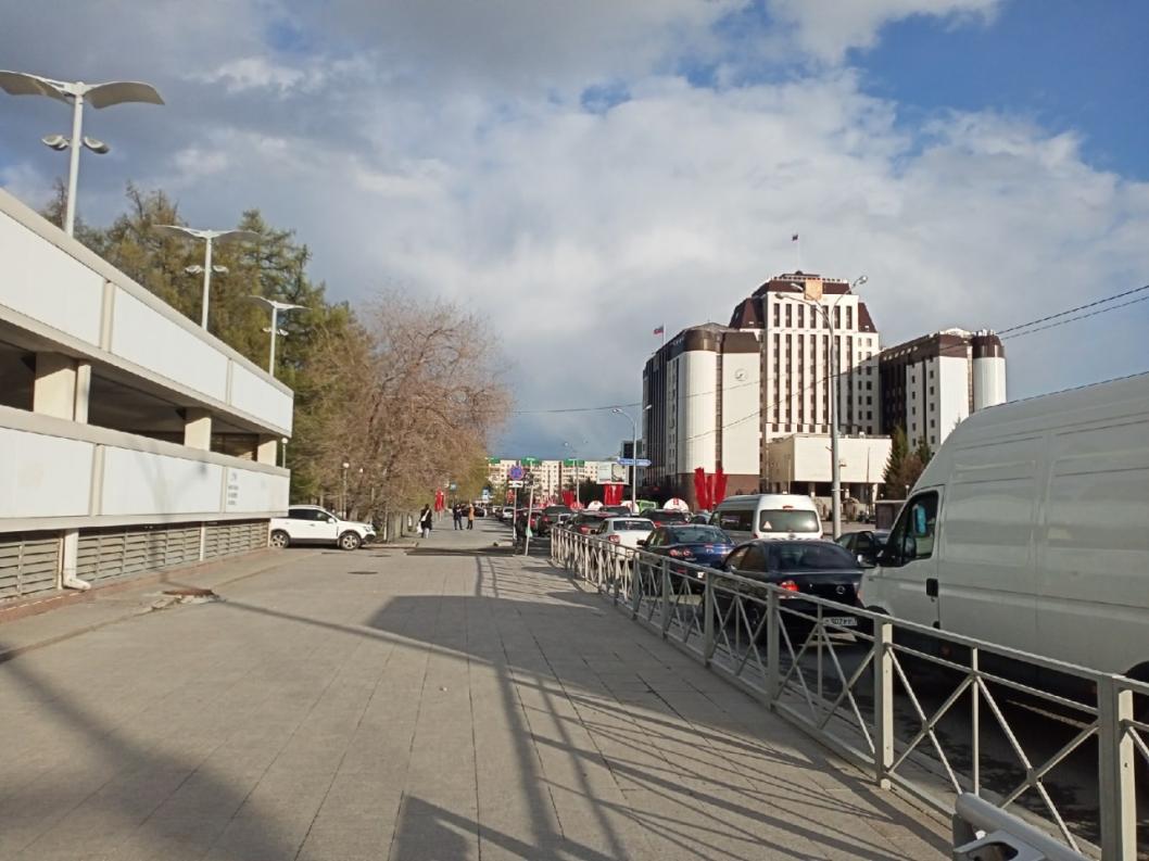 Тюмень. Тюмень трибуны улица Ленина. Тюмень пробки на дорогах сейчас. Что есть в центре Тюмени фото свежие 2023г.