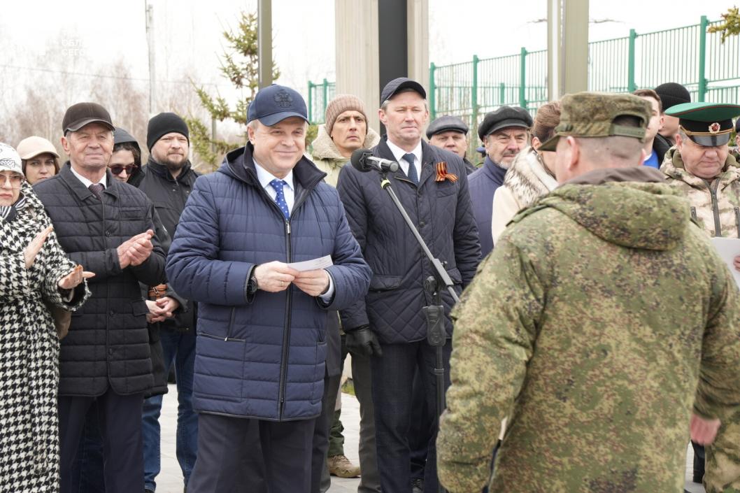 Николай Брыкин вручил госнаграды на отправке гумпомощи в Тюмени