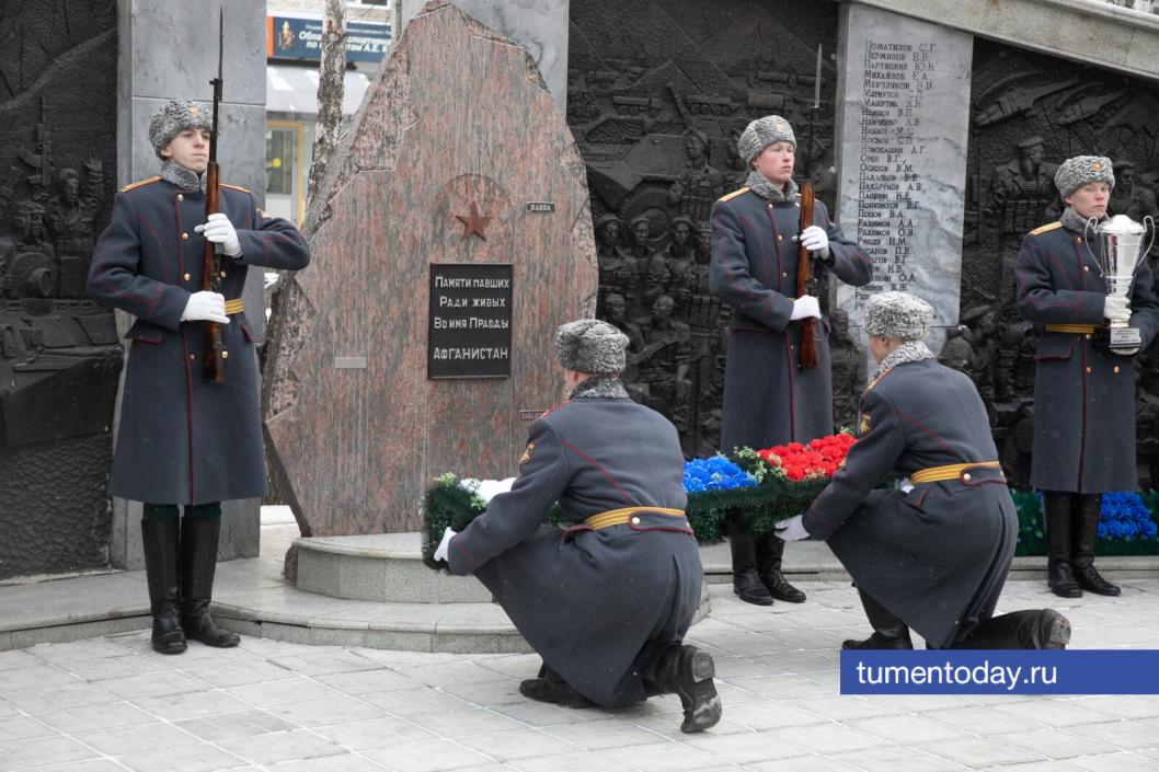 В Тюмени возложили цветы к мемориалу «Воинам, погибшим в вооруженных конфликтах»