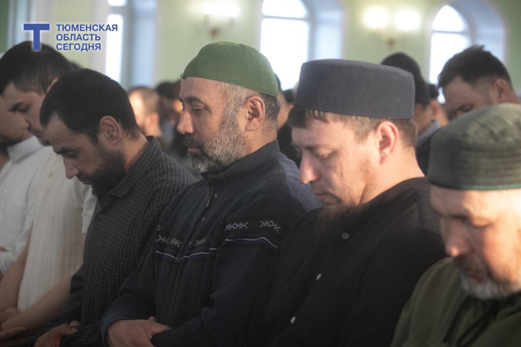 Как мусульмане Тюменской области отмечают Ураза-байрам: репортаж из Соборной мечети