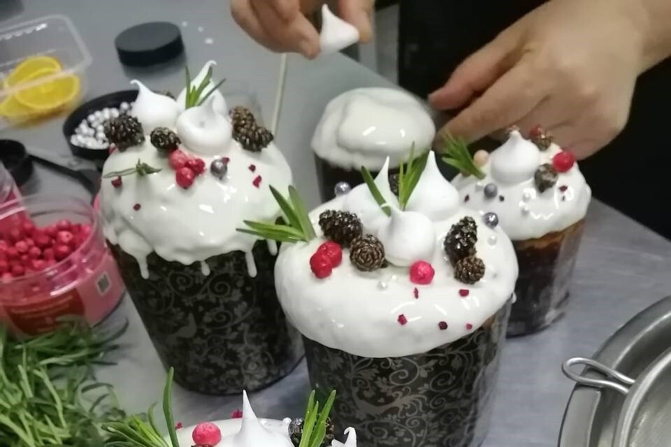 Тюменские студенты разработали уникальный рецепт сибирского кулича с орехами и шишками