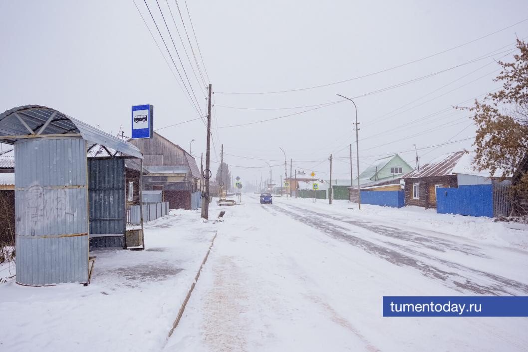 Остановка рядом с домом погибшей семьи // Фото Сергея Мжельского