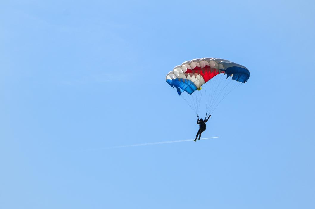 Где в Тюменской области можно прыгнуть с парашютом: живые эмоции с высоты