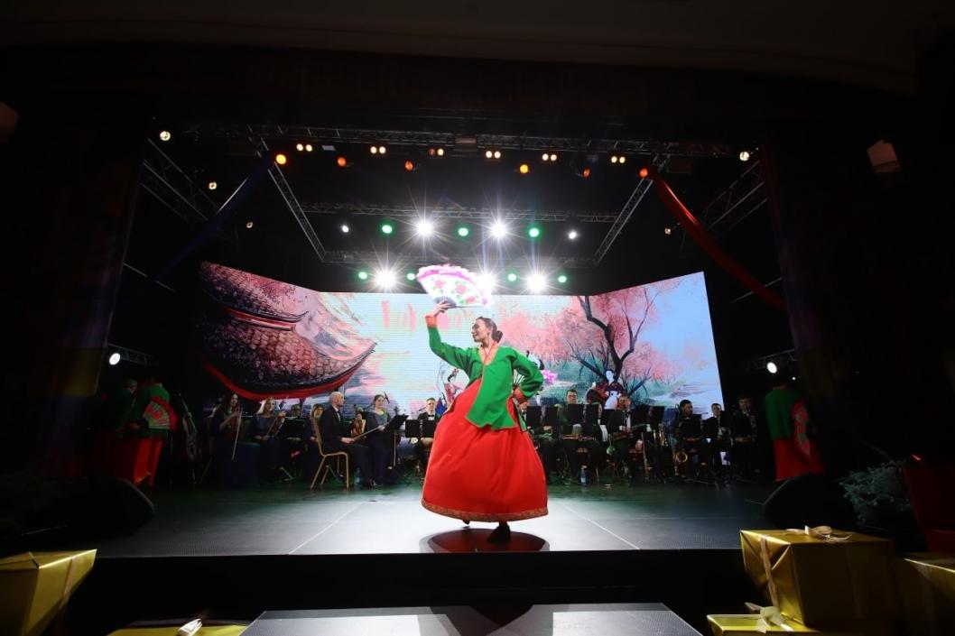 В Тюмени встретят Новый год по лунному календарю: красные конверты и цветы на удачу 