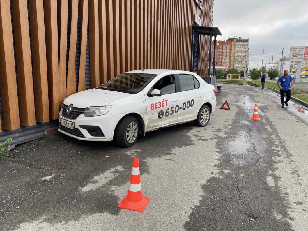 В Тюмени задержали таксиста, который протаранил четыре автомобиля и скрылся