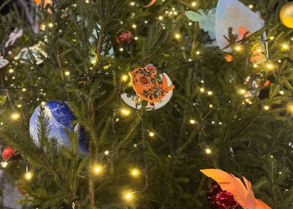 Улицу Дзержинского в Тюмени украсили персонажами из сказки «Конёк-Горбунок»