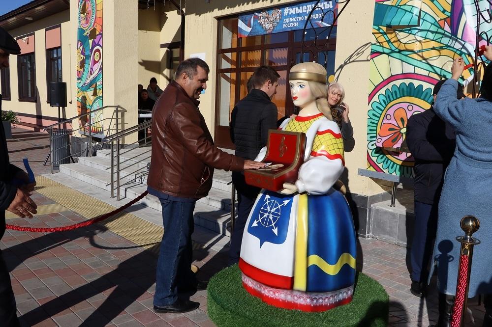 В Ялуторовском округе открыли четвертую куколку ЯРоСлаву