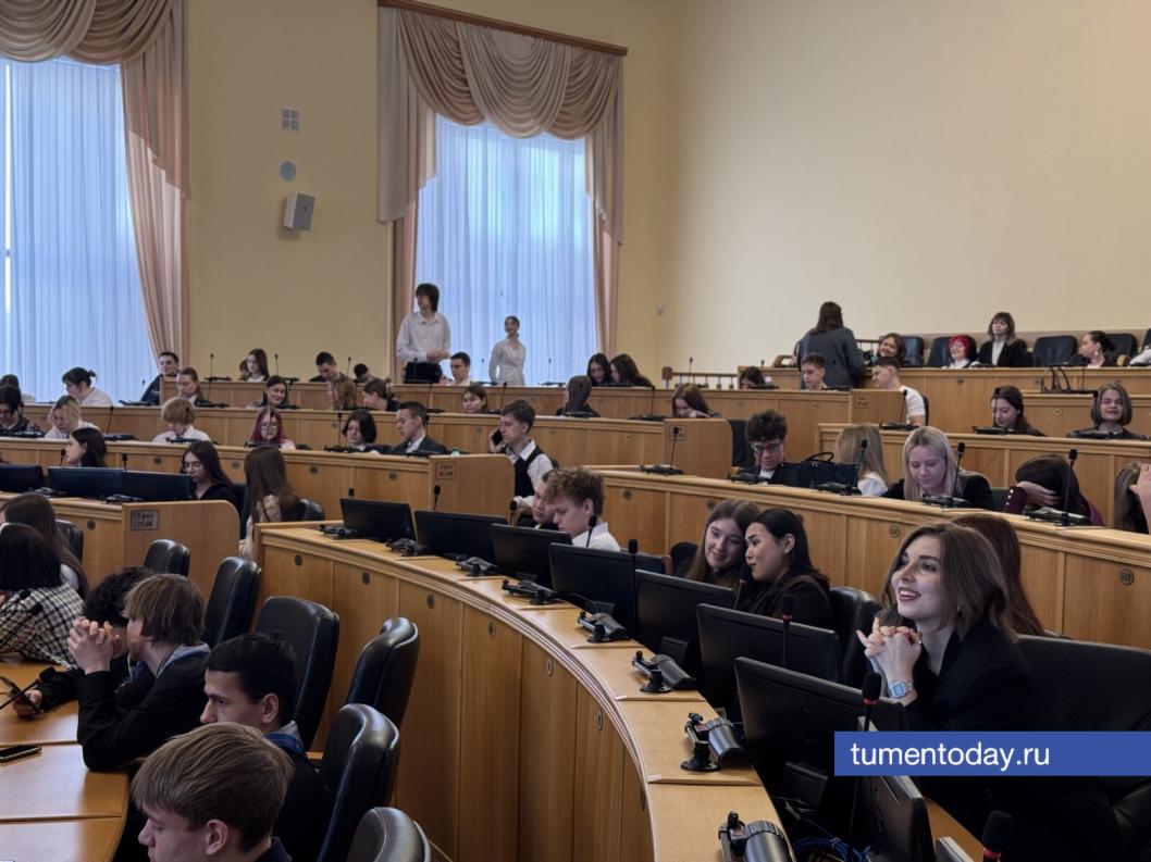 Две сотни школьников и студентов посетили День молодого избирателя в Тюмени