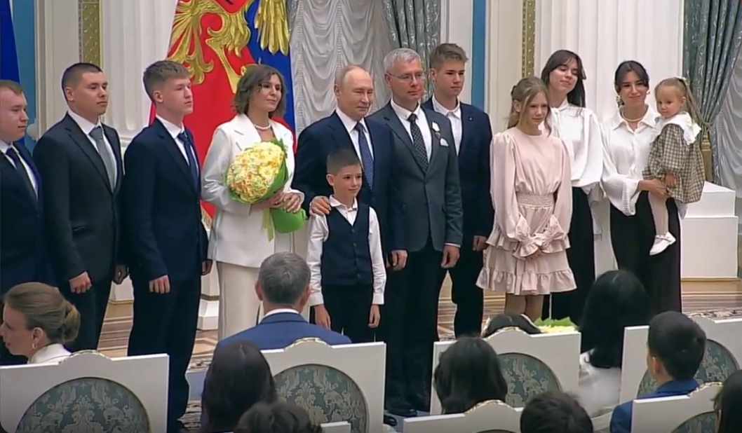 Путин вручил орден «Родительская слава» многодетной семье Власовых из Тюмени