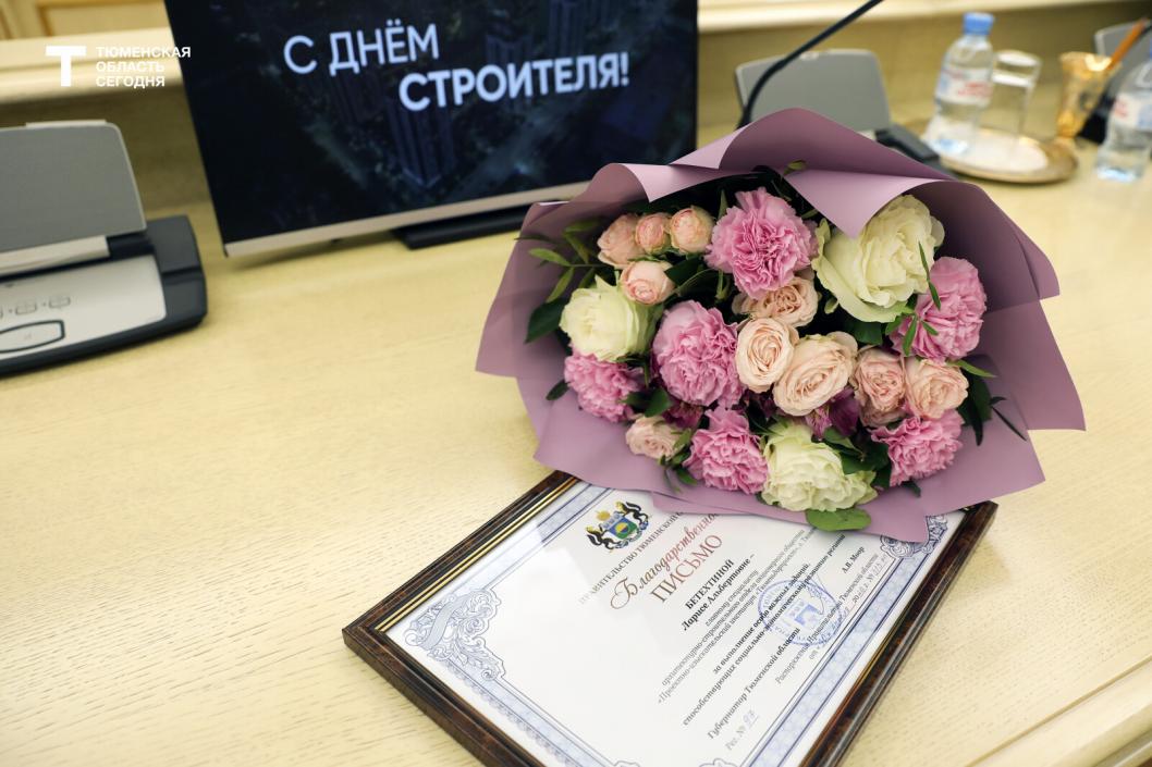 В преддверии Дня строителя Александр Моор вручил награды работникам отрасли