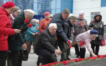Тюменские ветераны возложили цветы к памятнику железнодорожникам фронта и тыла