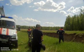 Тюменские спасатели нашли подростка, потерявшегося в лесу на квадроцикле