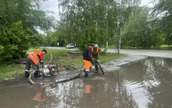 В Тюмени откачивают воду с улиц после утреннего ливня