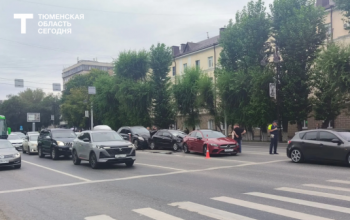 В центре Тюмени столкнулись 4 машины. Образовалась пробка