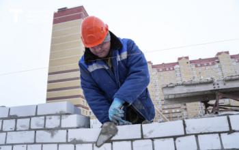 «Строят будущее региона»: Александр Моор поздравил тюменских строителей с профессиональным праздником