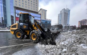 На уборку тюменских улиц от снега 16 января вышло более 600 единиц техники