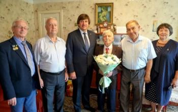 Почетный гражданин Тюмени и ветеран войны Евгений Сенин празднует 100 лет
