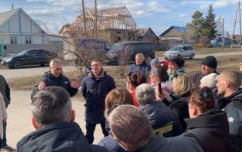 Владимир Якушев и Александр Моор встретились с жителями села, где объявили срочную эвакуацию