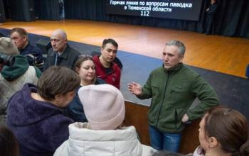 Александр Моор и Владимир Якушев пообщались с жителями Ишима, чьи дома попадают в зону вероятного подтопления 