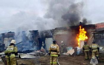 В Тюмени на улице Тимофея Чаркова произошел крупный пожар в производственном цеху