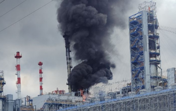 В Тюмени 80 человек тушат пожар на нефтеперерабатывающем заводе