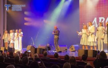 «Написали и спели»: на сцену с Денисом Майдановым вышли юные вокалисты Тюмени