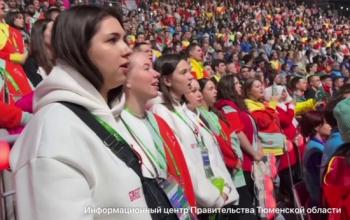 Молодые тюменцы исполнили Гимн России вместе с участниками ВМФ-2024