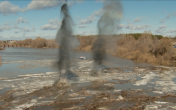 На реке Ишим продолжаются взрывные работы для освобождения от ледяных заторов 
