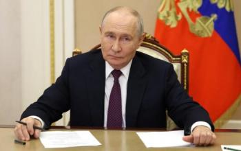 Владимир Путин наградил тюменских строителей и дирижёра государственными наградами