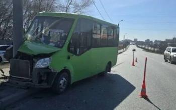 В Тюмени в аварии с маршрутным автобусом пострадали двое пассажиров