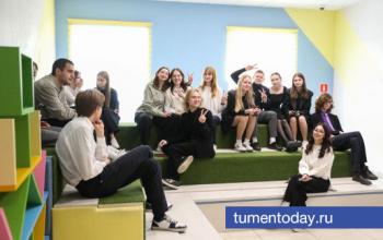 Александр Моор поздравил тюменцев с Днем студента