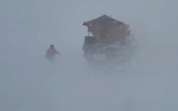 На Ямале спасатели эвакуировали людей, которые застряли на трассе в непогоду