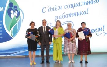 Александр Моор вручил профессиональные награды социальным сотрудникам Тюменской области