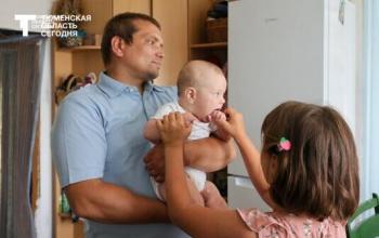 Александр Моор поздравил жителей Тюменской области с Днем отца