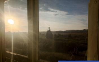 «Делай, что видишь»: как тюменские бездомные проходят реабилитацию в забытой деревне