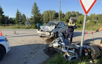 В СНТ «Тюменец» столкнулись мотоцикл и «Лада»: пострадали водитель и его 16-летний сын