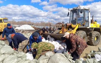 Добровольцы со всей Тюменской области помогают укреплять дамбы 